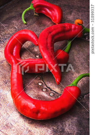 Heap ripe red peppers Heap ripe red peppers 31899337