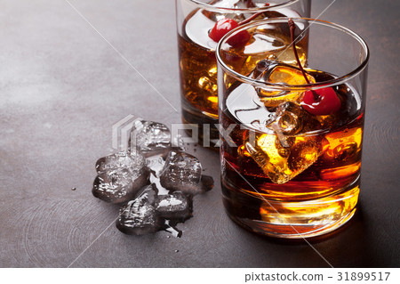 Manhattan cocktail 31899517