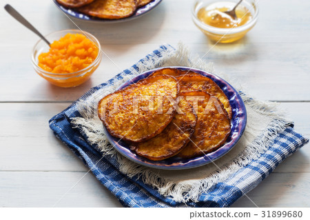 Pumpkin pancakes with honey and tea 31899680