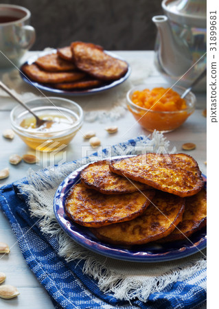 Pumpkin pancakes with honey and tea 31899681