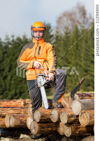 Man with chainsaw 31899909
