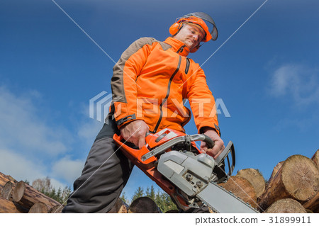 Man with chainsaw 31899911