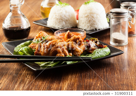 Fried chicken pieces in batter 31900311