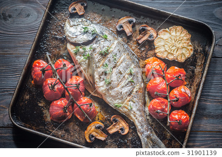 Grilled fish with thyme and cherry tomatoes Grilled fish with thyme and cherry tomatoes 31901139