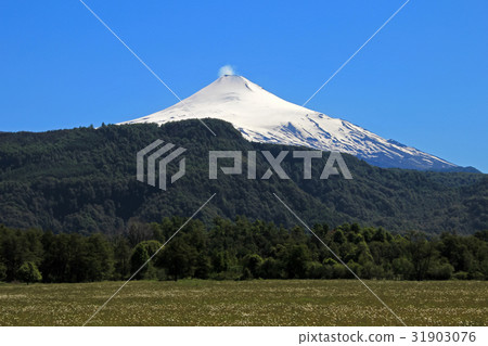 Snow covered volcano Villarica, Chile Snow covered volcano Villarica, Chile 31903076