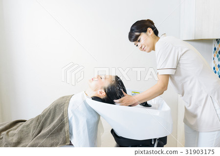 頭部溫泉女性 頭部溫泉女性 31903175