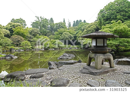 Yukimi type lantern (Former Furukawa Garden: Nishigahara) 31903325