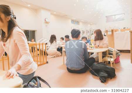 family, restaurant, 1 year old 31904227