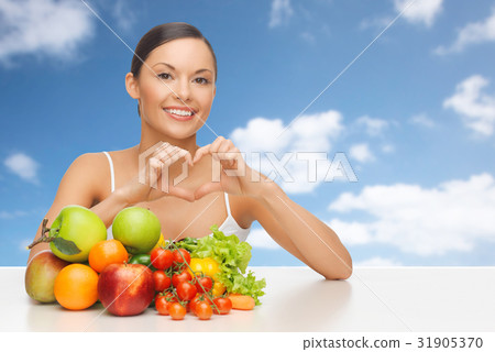 woman with fruits and vegetables showing heart 31905370