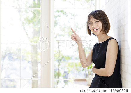 A Japanese woman pointing to a finger A Japanese woman pointing to a finger 31906806