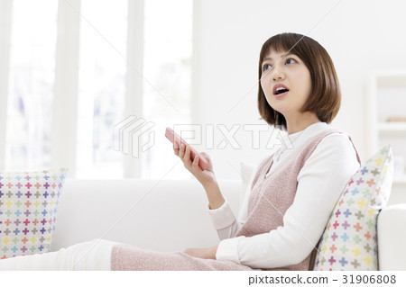 有智能手機的日本婦女 有智能手機的日本婦女 31906808