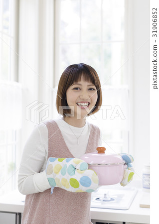 Japanese women with hot pot Japanese women with hot pot 31906852