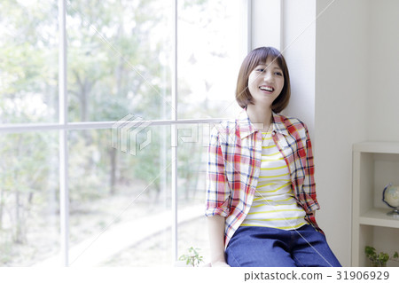 日本婦女坐在窗邊 31906929
