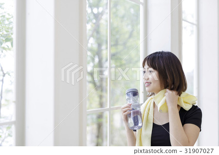 Japanese women with tumbler 31907027