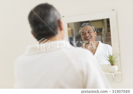 A man seeing a mirror 31907089