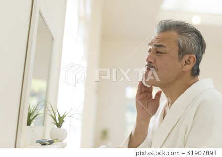 A man seeing a mirror 31907091