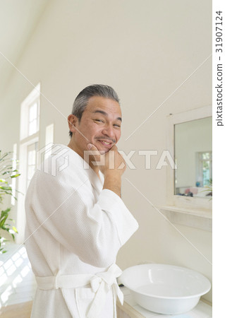 Men putting their hands on their chin 31907124