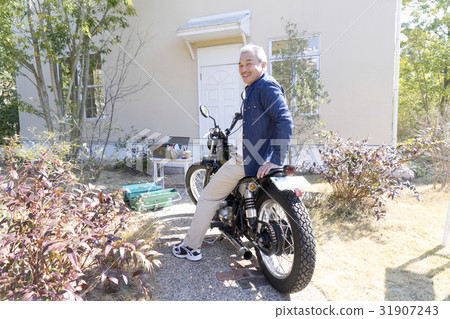 一個騎摩托車的人 31907243