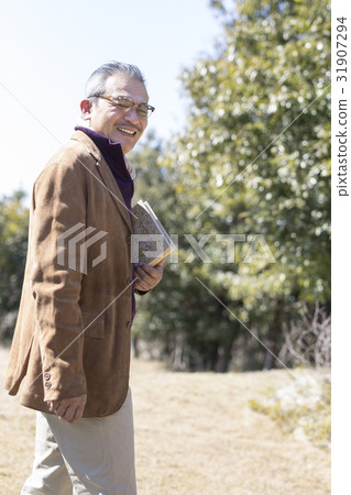 一個男人拿著一本書 一個男人拿著一本書 31907294