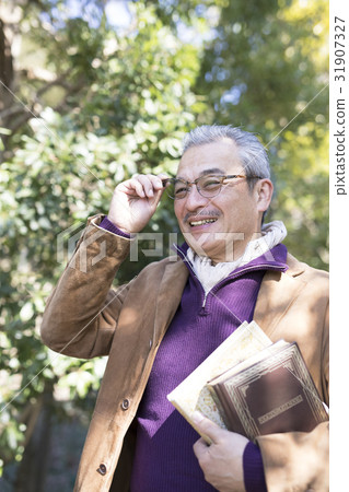 A man with a book 31907327