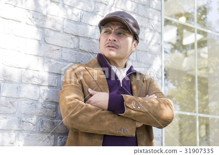 一個男人拿著一本書 31907335