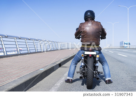 一個騎摩托車的人 一個騎摩托車的人 31907343