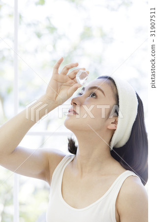 代表眼藥水的婦女 31907511