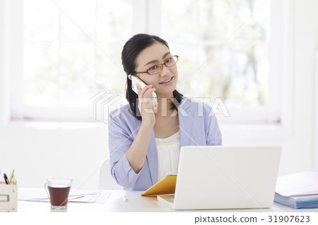 談話在智能手機的女商人 談話在智能手機的女商人 31907623