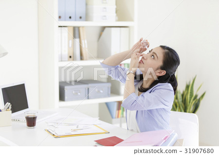 標記眼藥水的女商人 31907680