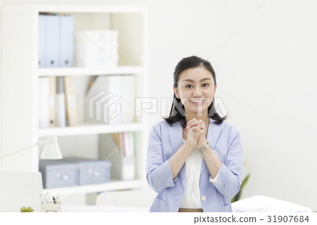 擺在用兩隻手的女商人 31907684