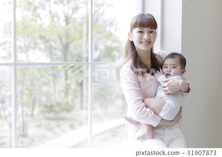 抱著嬰孩的母親在窗口邊 抱著嬰孩的母親在窗口邊 31907873