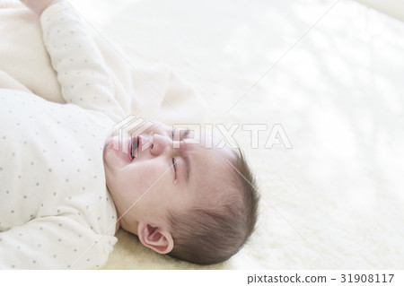 Baby crying 31908117