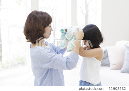 一個女孩，她的母親有一件襯衫 31908282