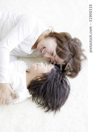 Parent and child lying on the carpet 31908316