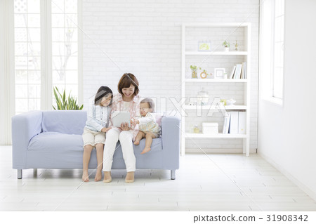 Parent and child seeing tablet PC 31908342