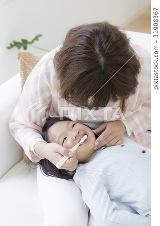 My daughter who brushes her teeth 31908367