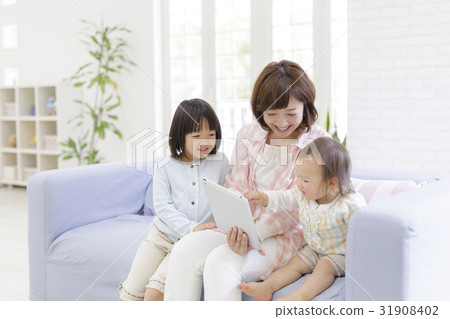 Parent and child seeing tablet PC 31908402