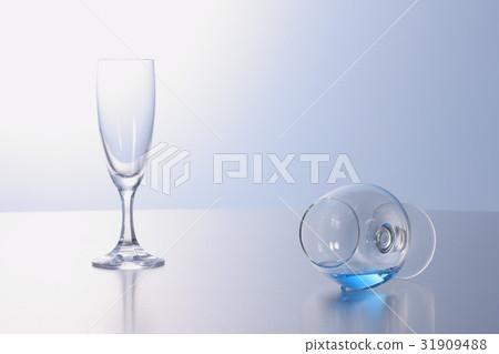 Wine glasses, champagne glasses 31909488