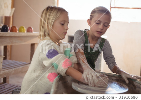 Two girl making pot 31910680