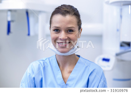 Smiling dental assistant in dental clinic Smiling dental assistant in dental clinic 31910976