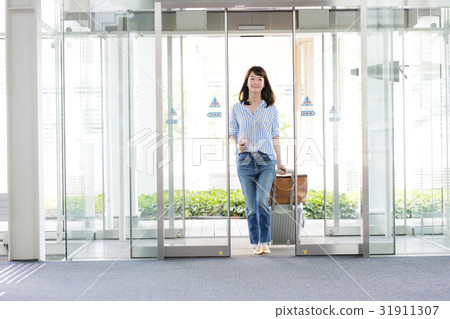 Travel · Women · Airport Travel · Women · Airport 31911307