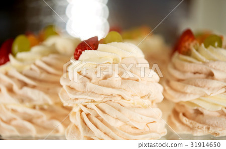close up of meringue dessert with berries 31914650