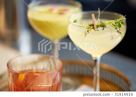 tray with glasses of cocktails at bar tray with glasses of cocktails at bar 31914919