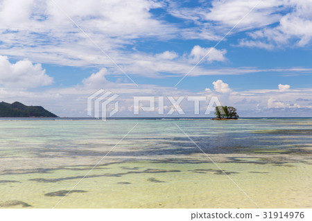 island beach in indian ocean on seychelles 31914976