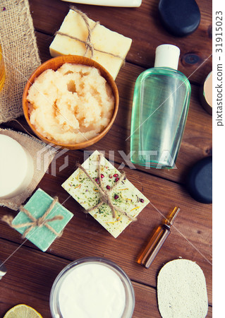 close up of body care cosmetic products on wood close up of body care cosmetic products on wood 31915023