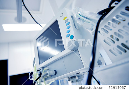 life support machine at hospital operating room 31915067