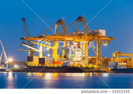 Cargo ship port 31915145