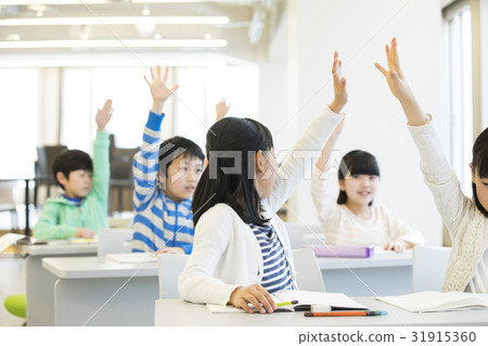 Elementary school student 31915360