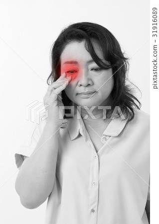middle aged woman with vision issue, myopia middle aged woman with vision issue, myopia 31916089