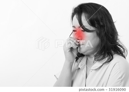 sick woman with runny nose 31916090
